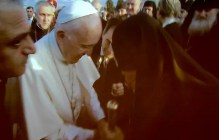 Papa Francesco e il patriarca Ilia II | Papa Francesco abbraccia il patriarca Ilia all'aeroporto di Tbilisi | EBU