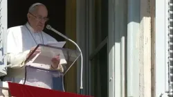 Papa Francesco affacciato dalla finestra del Palazzo Apostolico per l'Angelus / CTV