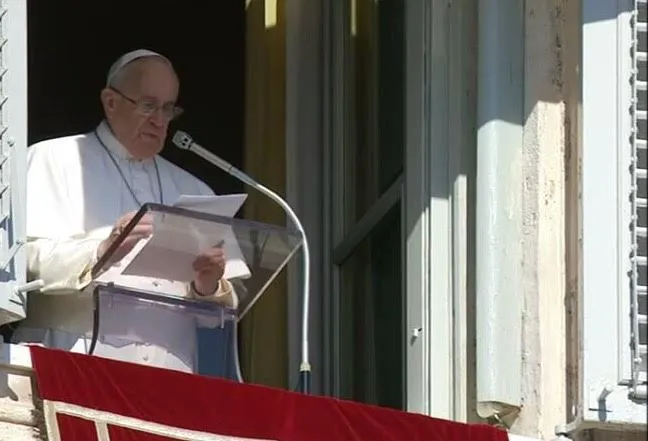 Papa Francesco durante un Angelus | Papa Francesco affacciato dalla finestra del Palazzo Apostolico per l'Angelus | CTV