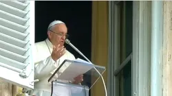 Papa Francesco all'Angelus di Pentecoste, Piazza San Pietro, 24 maggio 2015 / screenshot CTV