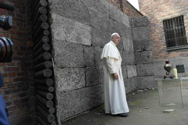 Papa Francesco durante la sua visita ad Auschwitz, 29 luglio 2016  / L'Osservatore Romano / ACI Group