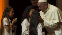 Papa Francesco con i bambini, viaggio in Ecuador, Bolivia Paraguay / © L'Osservatore Romano Photo