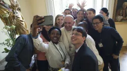 Papa Francesco, selfie con i giovani alla fine del pranzo / L'Osservatore Romano / ACI Group