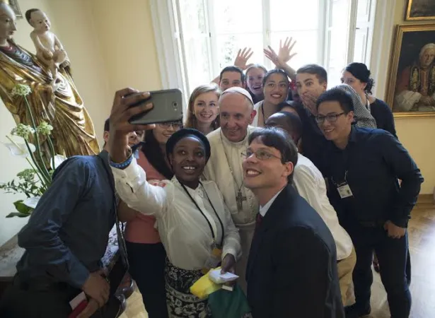 GMG 2016, Papa Francesco a pranzo con i giovani | Papa Francesco, selfie con i giovani alla fine del pranzo | L'Osservatore Romano / ACI Group