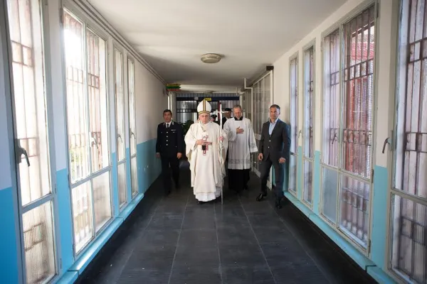 Papa Francesco durante la Messa per i detenuti nel carcere di Rebibbia, 2 aprile 2015  / L'Osservatore Romano / ACI Group