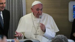 Papa Francesco tiene la conferenza stampa in aereo di ritorno da Bangui, 30 novembre 2015 / Martha Calderòn, inviata del gruppo ACI sul volo papale 