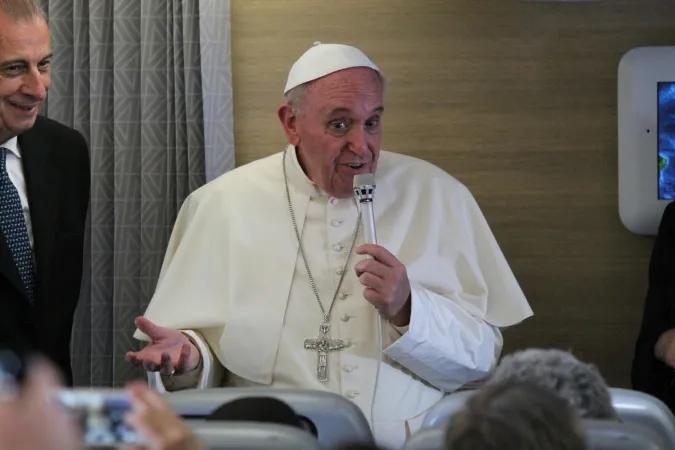 Papa Francesco durante la conferenza stampa in aereo | Papa Francesco tiene la conferenza stampa in aereo di ritorno da Bangui, 30 novembre 2015 | Martha Calderòn, inviata del gruppo ACI sul volo papale 