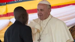 Papa Francesco in un momento dell'incontro con i giovani a Kololo, 28 dicembre 2015 / © L'Osservatore Romano Photo