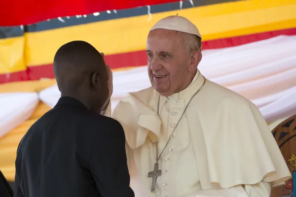 Papa Francesco in un momento dell'incontro con i giovani a Kololo, 28 dicembre 2015 / © L'Osservatore Romano Photo