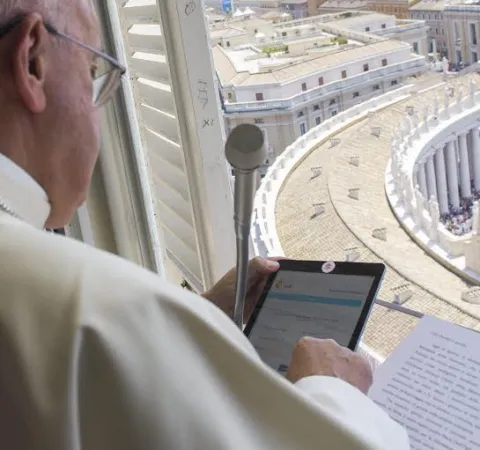 Papa Francesco si iscrive alla Giornata Mondiale della Gioventù di Cracovia | Papa Francesco si iscrive alla Giornata Mondiale della Gioventù a Cracovia al termine dell'Angelus del 26 luglio 2015 | © L'Osservatore Romano Photo