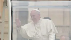 Papa Francesco in Papamobile / Archivio CNA