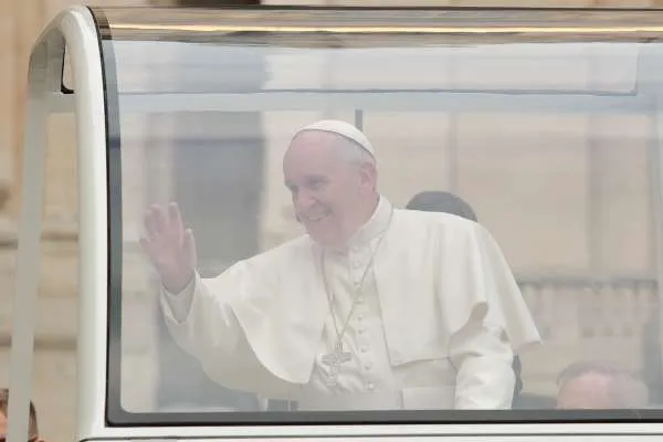 Papa Francesco in Papamobile / Archivio CNA