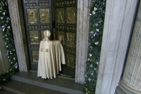 Papa Francesco apre la Porta Santa | Papa Francesco apre la Porta Santa di San Pietro | CTV