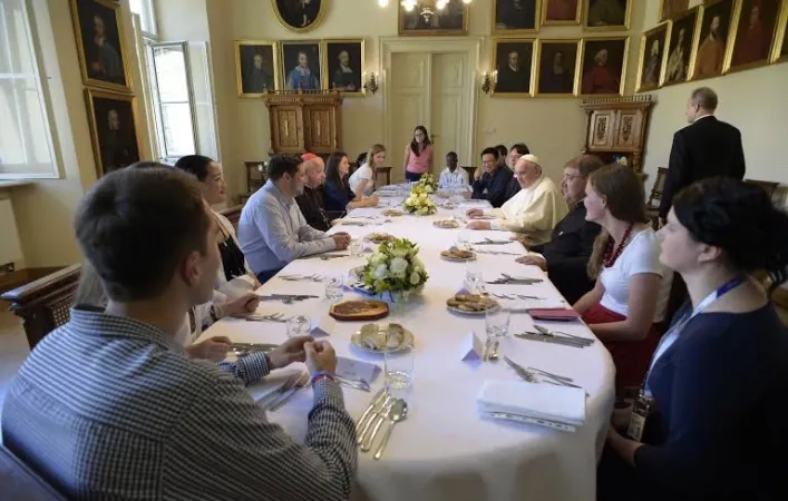 GMG 2016, Papa Francesco a pranzo con i giovani | Papa Francesco in un momento del pranzo con i giovani | L'Osservatore Romano / ACI Group