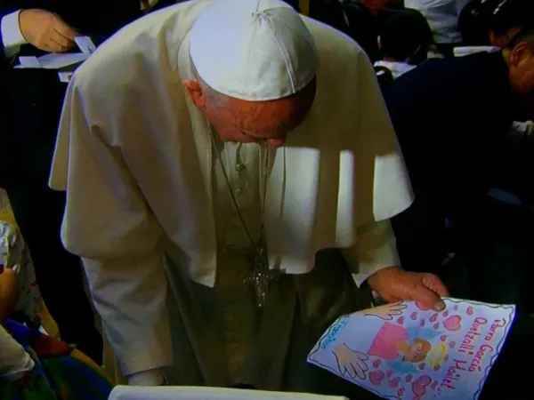 Papa Francesco all'ospedale Federico Gomez | Papa Francesco durante la visita all'ospedale Federico Gomez di Città del Messico, 14 febbraio 2016 | Massimiliano Valenti - da Facebook 