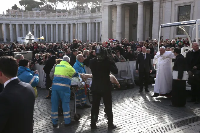 Papa Francesco durante l'udienza generale | Papa Francesco durante l'udienza generale, 10 febbraio 2016 | Alan Holdren / Catholic News Agency 