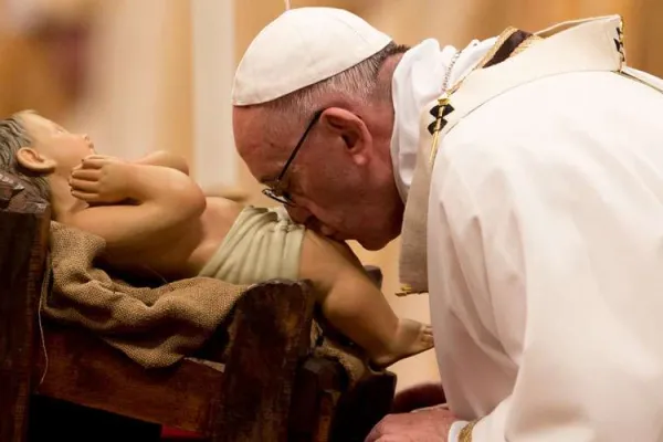 Papa Francesco bacia il Bambino Gesù nella Basilica di San Pietro. Foto:  / Foto: Daniel Ibáñez / ACI Stampa