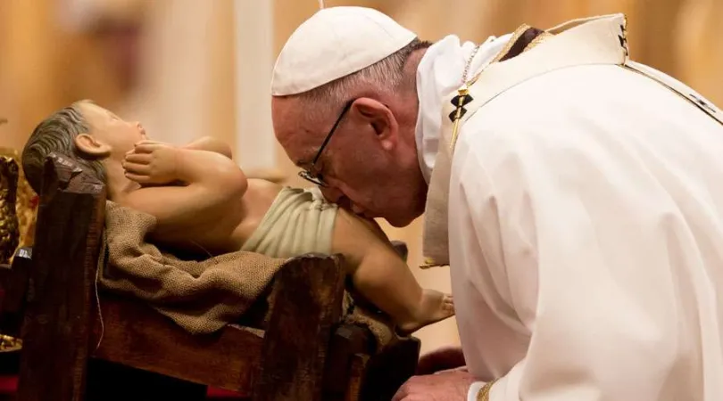 Papa Francesco bacia il Bambino Gesù nella Basilica di San Pietro. Foto: Daniel Ibáñez / ACI Stampa | Papa Francesco bacia il Bambino Gesù nella Basilica di San Pietro. Foto:  | Foto: Daniel Ibáñez / ACI Stampa