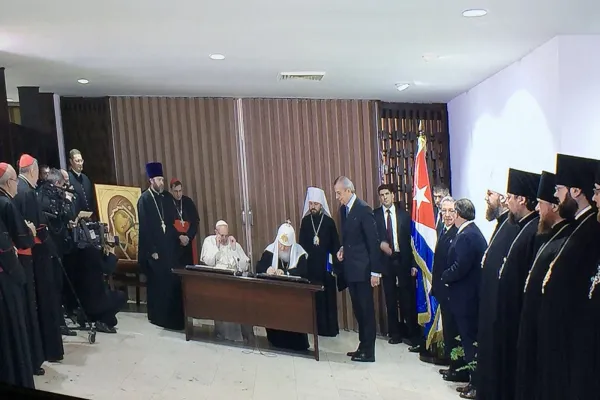 Papa Francesco e il Patriarca Kirill firmano la dichiarazione congiunta, La Habana, 12 febbraio 2016 / Alan Holdren / CNA 