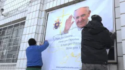 I manifesti dell'iniziativa "Papa per Ucraina" esposti in Ucraina / popeforukraine.ua.com