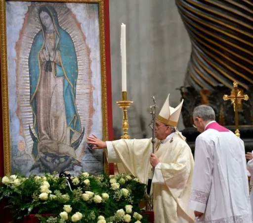 Il Papa omaggia la immagine della Madonna di Guadalupe |  | Osservatore Romano /Aci Group