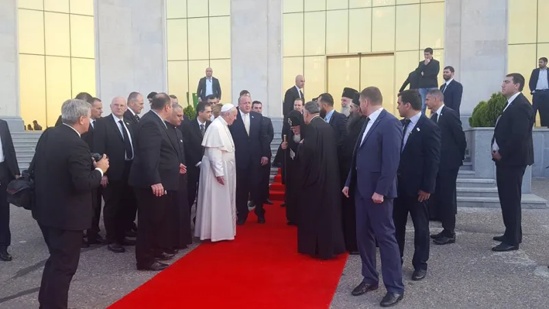 Papa Francesco e il patriarca Ilia II | Papa Francesco e il Patriaca Ilia si salutano all'aeroporto di Tbilisi | Akaki Chelidze 