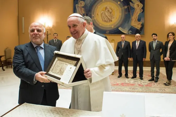 Papa Francesco e Haydar al-Abadi | Papa Francesco con il Primo Ministro dell'Iraq Haydar al-Abadi, Studio dell'Aula Paolo VI, 10 febbraio 2016 | © L'Osservatore Romano Photo