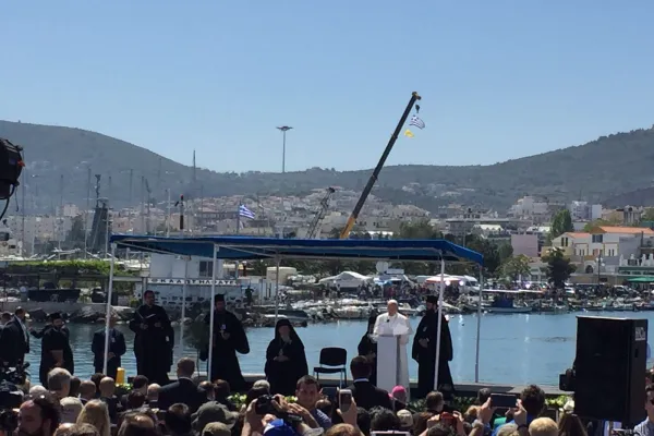 Papa Francesco parla al porto di Mitilene, Lesbo, 16 aprile 2016 / Marco Mancini / ACI Group