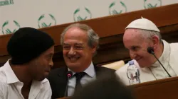 Papa Francesco chiacchiera con Ronaldinho durante l'incontro con Scholas Occurentes, Vaticano, Casina Pio IV, 3 febbraio 2016 / Daniel Ibanez / ACI Group