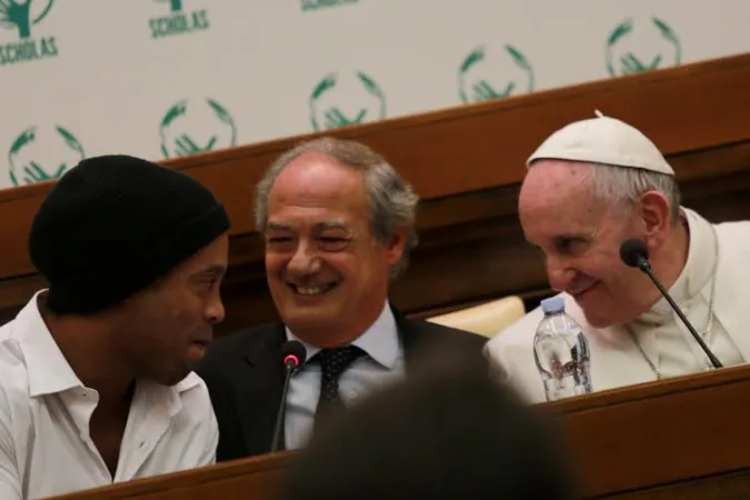 Papa Francesco e Ronaldinho | Papa Francesco chiacchiera con Ronaldinho durante l'incontro con Scholas Occurentes, Vaticano, Casina Pio IV, 3 febbraio 2016 | Daniel Ibanez / ACI Group