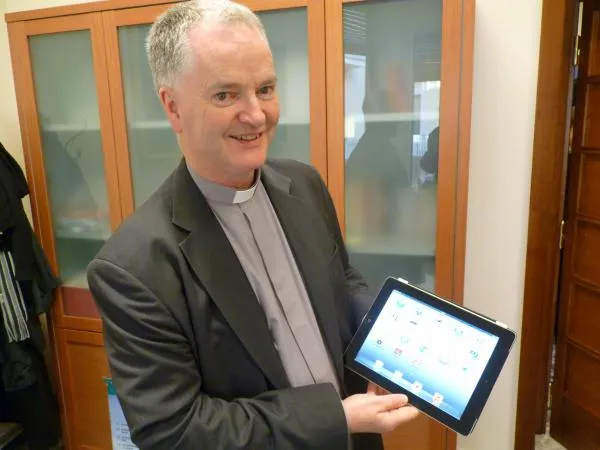 Monsignor Paul Tighe | Monsignor Paul Tighe mostra il tablet con il quale, nel 2012, venne lanciato il primo tweet papale  | Alan Holdren / CNA