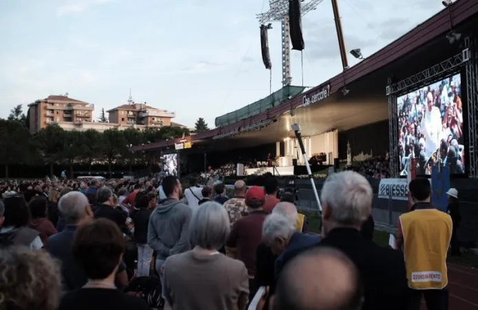 Il momento della telefonata di Papa Francesco allo stadio Helvia Recina |  | www.pellegrinaggio.org/edizione/40-pellegrinaggio-macerata-loreto