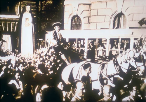 La processione che riporta alle Tre Fontane la statua di Maria benedetta da Pio XII |  | www.divinarivelazione.org