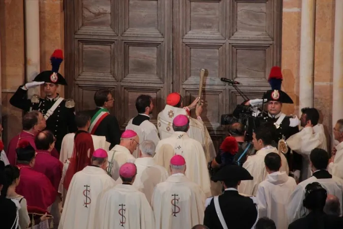 L'apertura della basilica di Collemaggio  |  | perdonanza-celestiniana.it/Raniero Pizzi