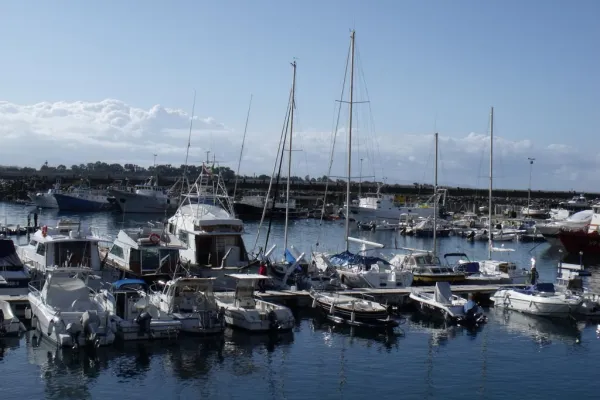 Veduta di navi da pesca al porto / www.chiesacattolica.it