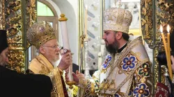 Il Patriarca Bartolomeo consegna al metropolita Epifany il tomos di autocefalia della Chiesa Ortodossa Ucraina, Fanar, Istanbul, 6 gennaio 2019 / Nicolas Manginas / Ecumenical Patriarchate (pagina Facebook) 