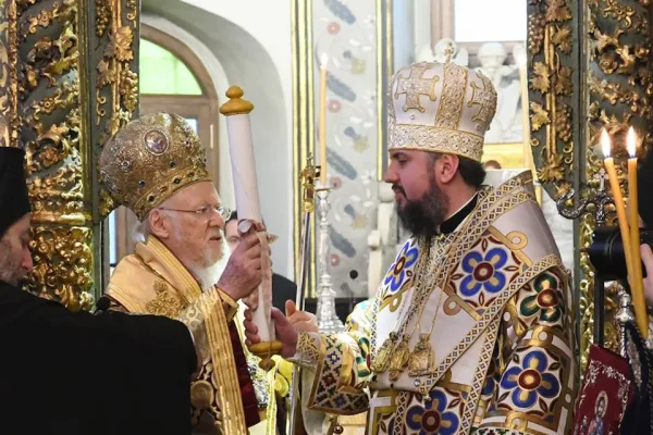 Il Patriarca Bartolomeo consegna al metropolita Epifany il tomos di autocefalia della Chiesa Ortodossa Ucraina, Fanar, Istanbul, 6 gennaio 2019 / Nicolas Manginas / Ecumenical Patriarchate (pagina Facebook) 