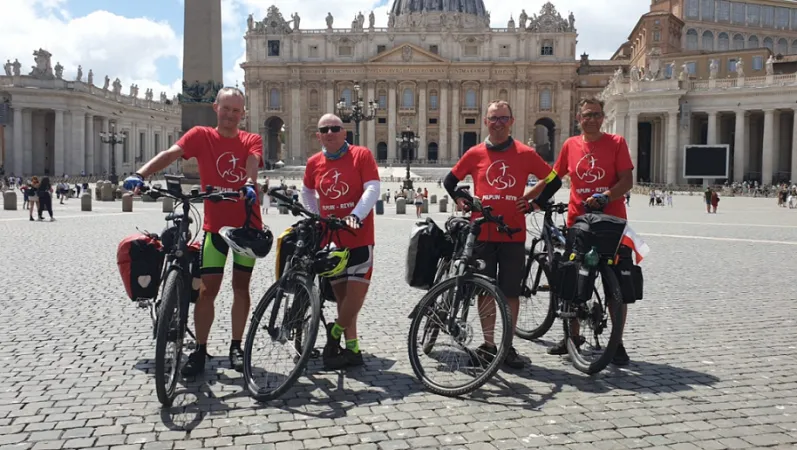 I pellegrini polacchi in piazza San Pietro |  | _@PelplinRzym_Twitter