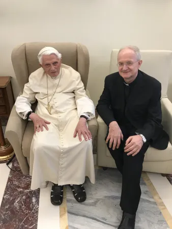 Una foto dell'incontro del Papa emerito e del professor Melina |  | Aci Stampa