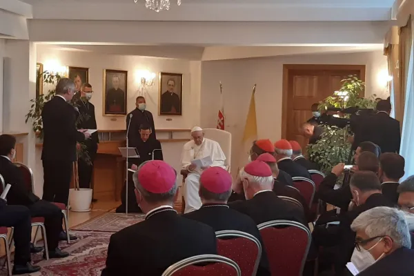 Papa Francesco all'incontro ecumenico nella nunziatura di Bratislava, 12 settembre 2021 / Pool  VAMP