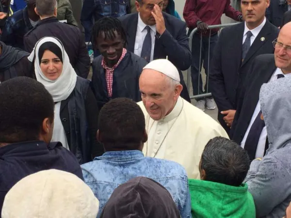 Papa Francesco a Bologna | Papa Francesco incontra un gruppo di migranti durante la sua visita a Bologna dell'1 ottobre 2017 | Marco Mancini / ACI Stampa