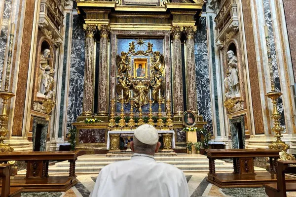 Papa Francesco di fronte l'icona di Maria Salus Populi Romani di Santa Maria Maggiore, dove si è raccolto in preghiera uscito dall'ospedale, Roma, 16 giugno 2023 / Vatican Media