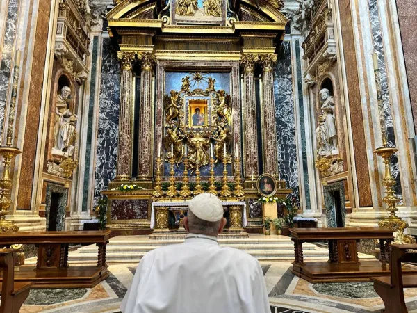 Papa Francesco, Santa Maria Maggiore | Papa Francesco di fronte l'icona di Maria Salus Populi Romani di Santa Maria Maggiore, dove si è raccolto in preghiera uscito dall'ospedale, Roma, 16 giugno 2023 | Vatican Media