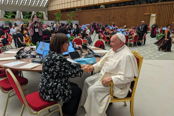 Margaret Karram a colloquio con Papa Francesco durante il Sinodo 2024 / Vatican Media / Focolari