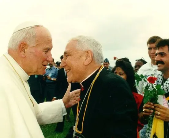 Il card. Pironio e papa Giovanni Paolo II a una Giornata mondiale della Gioventù. |  | Arcidiocesi di Udine