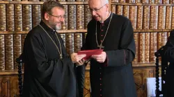 L'arcivescovo maggiore Shevchuk (a sx) e l'arcivescovo Gadecki si scambiano la dichiarazione di riconciliazione appena firmata, Jasna Gora, 27 agosto 2019 / UGCC