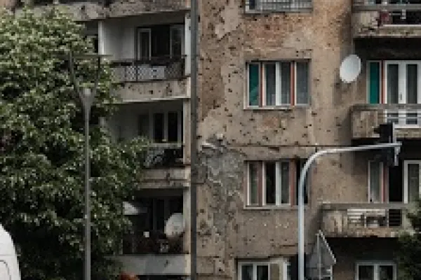 Ponte Vrbanja, Sarajevo, 5 giugno 2015. Sullo sfondo, le case che portano ancora i segni dei tiri dei cecchini / Andreas Dueren / ACI Group