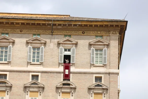 Papa Francesco affacciato dal balcone del Palazzo Apostolico Vaticano, saluta al termine di una recita del Regina Coeli / Daniel Ibanez / ACI Group