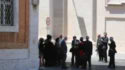 Il Papa saluta gli speaker che hanno presentato in Vaticano la sua Enciclica "Laudato si'" / Bohumil Petrik / ACI Group