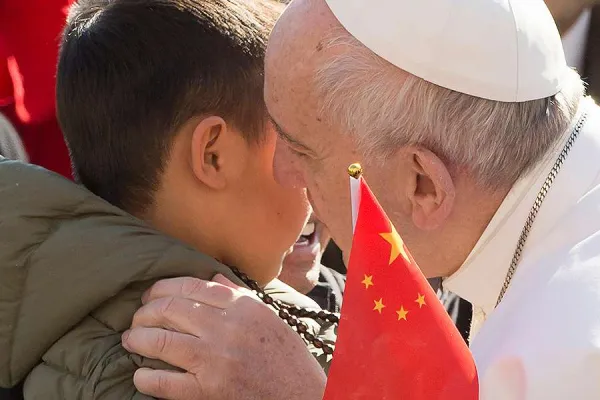 Papa Francesco saluta un fedele proveniente dalla Cina / L'Osservatore Romano / ACI Group